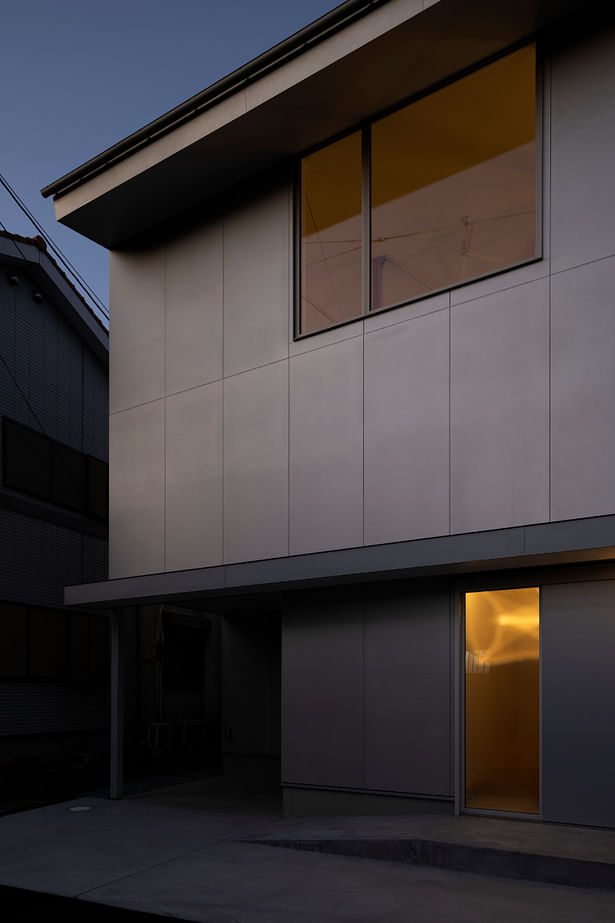 the large window as a lantern to light the entrance street in the evening ©Mariko Yasaka