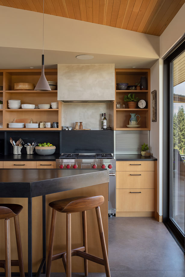 Milestone plaster walls and dark soapstone countertops reflect the colors of the site. PHOTOGRAPHER: Andrew Pogue