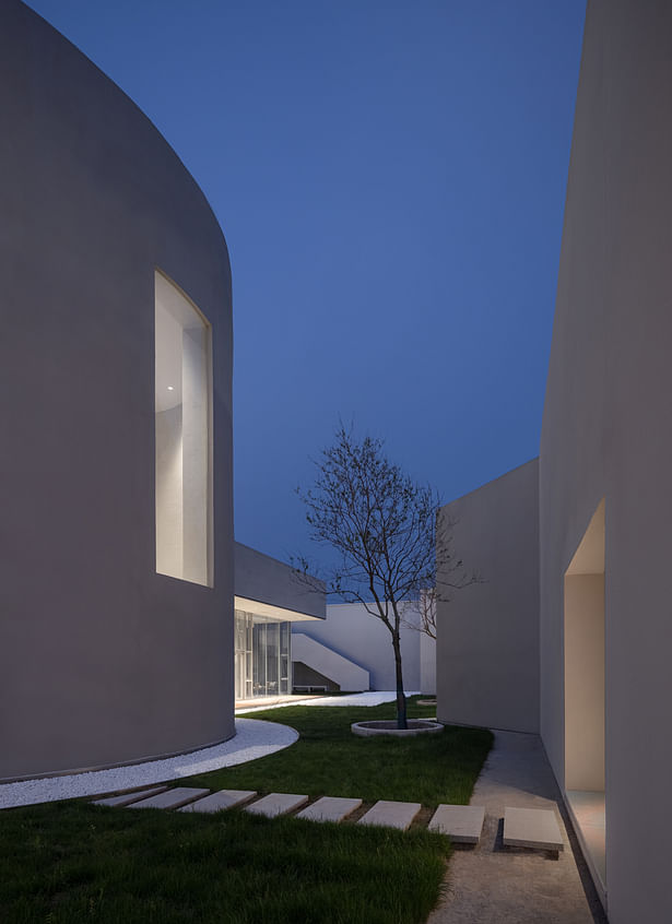 Enclosing small-scale courtyard in the vast plain © Shengliang SU
