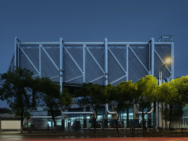 Seven Cooling Towers are installed in the north elevation along the street © 言隅 inspace