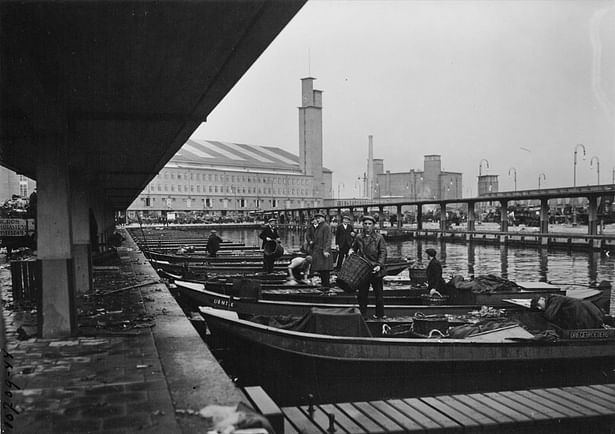 The Food Centre terrain, a long quay bounded by two canals, will be renewed and more efficiently organized by developing the series of harbour basins that were filled in and reclaimed during the seventies. 