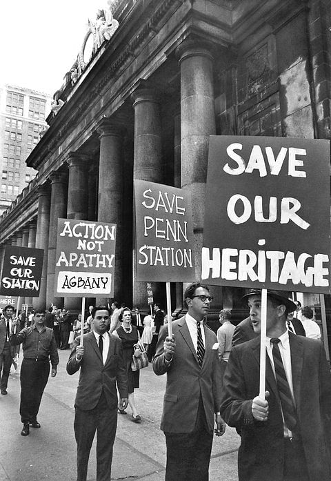 Protesters in front of Pennsylvania Station on Aug. 2, 1962. (Eddie Hausner/The New York Times)