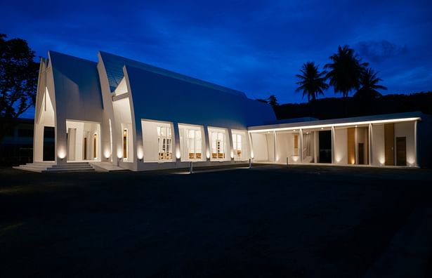 Over all romantic minimal form of building with the reflection of the last light of the day. photo crt :Peerapat Wimolrungkarat © JUTI architects