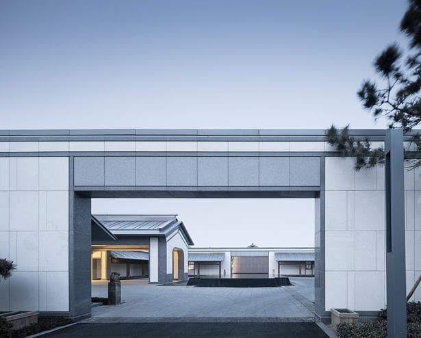 Entrance to the inner courtyard of the car dealership ©YAO Li