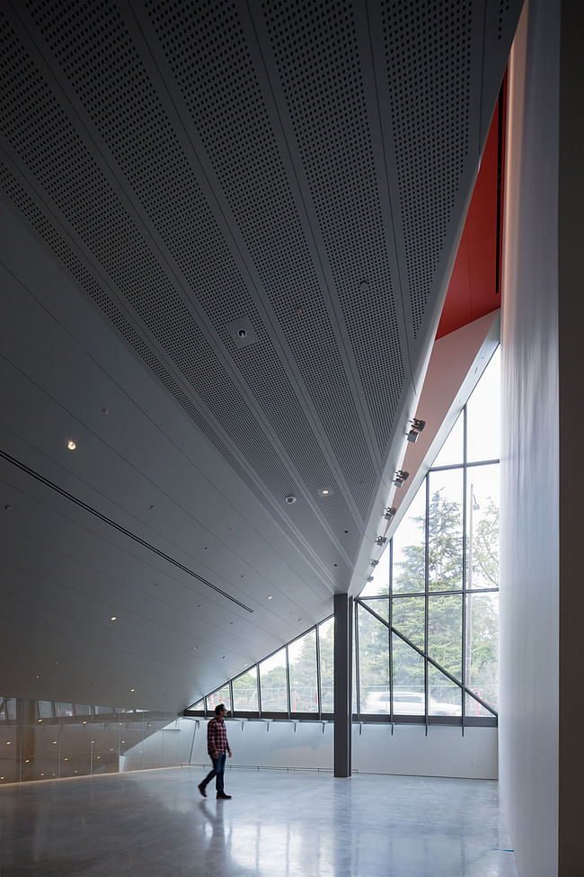 Interior view of the multipurpose event space and mezzanine, with the underside of the theater. Photo: Iwan Baan.