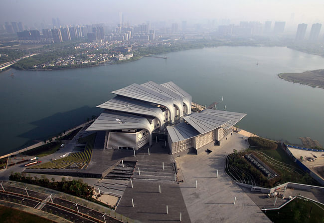 Birdview with the main entrance plaza in the foreground and Wuli Lake in the background (Photo: Pan Weijun)