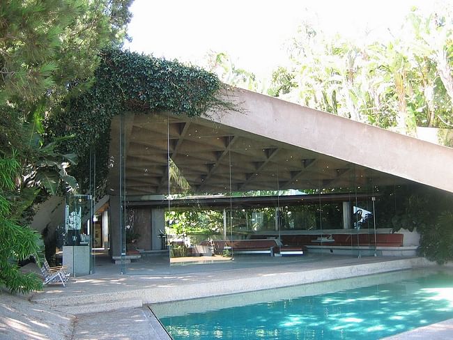 Goldstein House by modernist architect John Lautner, in Beverly Hills, California. Image taken from rear terrace edge looking towards living room (photo by Arch.james)