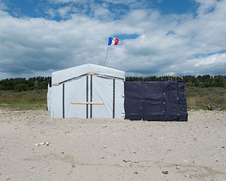 A house built by Sudanese refugees in the Calais camp. © Marco Tiberio