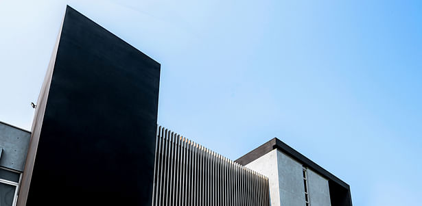 On both sides of the building, the suspended glass box is clamped by the amount of elevator and stairs, hoping to be light and stable at the same time. In 2F, because it is a private area, the facade is plated with aluminum grid to filter out too much sunlight and provide privacy Improve the overall refinement of the building.