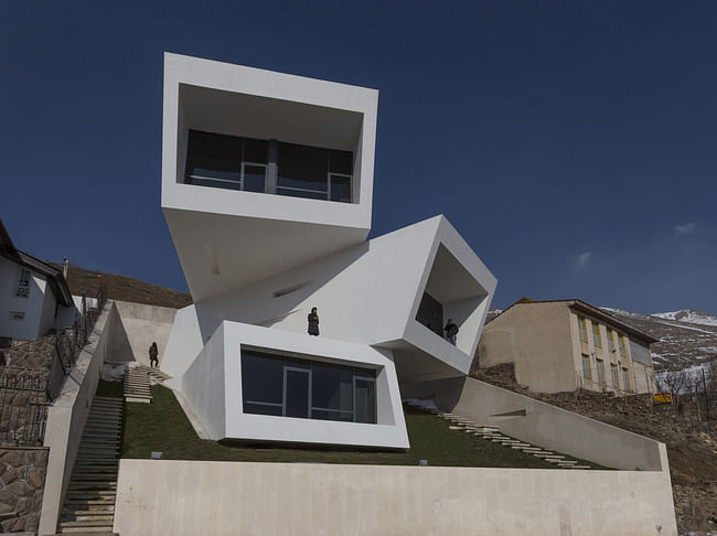 hree Views / A House in Tehran, Iran by New Wave Architecture (Lida Almassian / Shahin Heidari); Photo: Parham Taghioff