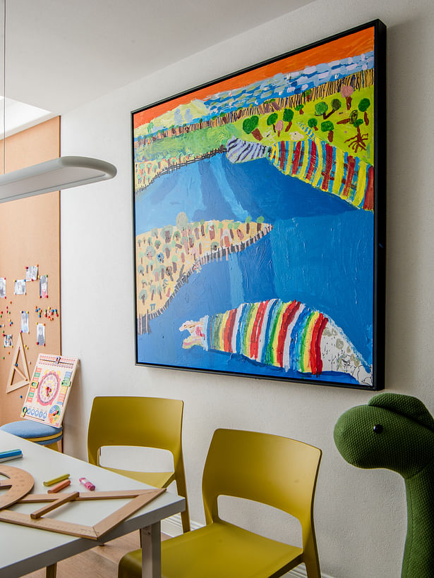 Together with the design of the entire space, we selected the paintings of the owner's daughter to enlarge and decorate. Like other artworks in the house, the children's works are also very touching. In this way, the child's self-confidence is established and the children's art world window is opened.