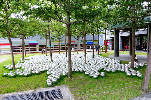 Yayoi Kusama’s Narcissus Garden at the National Taiwan Museum of Fine Arts in Taichung, 2015. Photo: 準建築人手札網站 Forgemind ArchiMedia/<a href="https://www.flickr.com/photos/eager/18763854893/">Flickr</a>