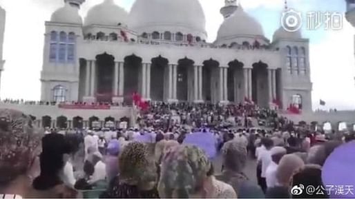 Chinese authorities had ordered the new Weizhou Grand Mosque be demolished by Friday. Protests are ongoing. Image: Weibo.