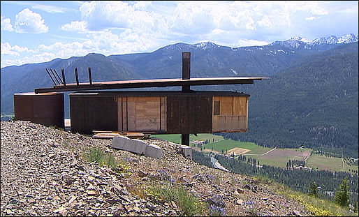 The hut (Mazama, WA). Image via komonews.com.