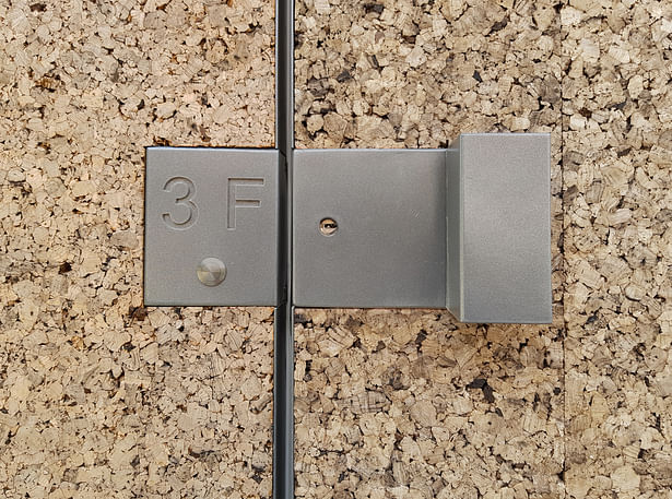 Door bell and door handle are integrated into the cork facade. (photo: Gui Rebelo / rundzwei Architekten)