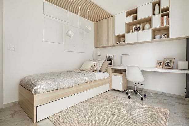 The inspiration for the secondary bedrooms draws from a nordic minimalism in natural wood tones