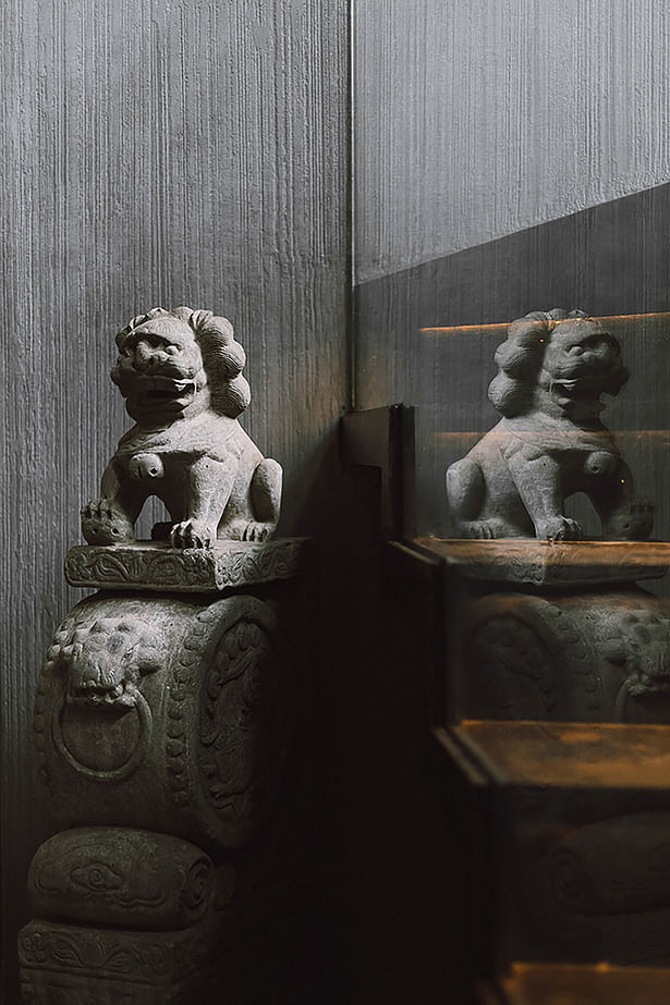 Original lion statues is kept next to the stair © XING DESIGN
