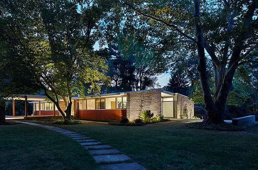  Smith Residence - exterior after renovation. Photo © Jeffrey Totaro.