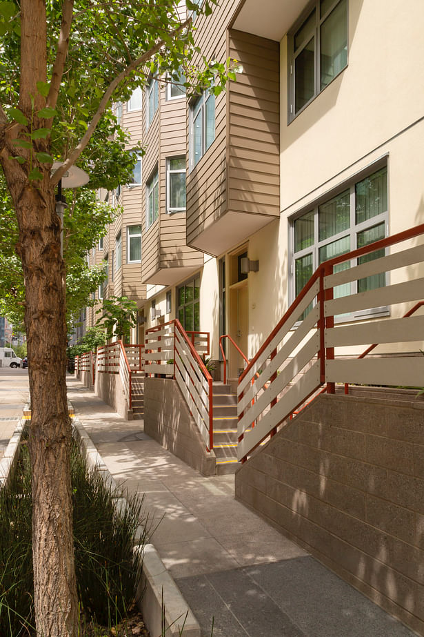 Townhouse units have individual entries on a pedestrian alley traversing the site.Photo © Michael O'Callahan