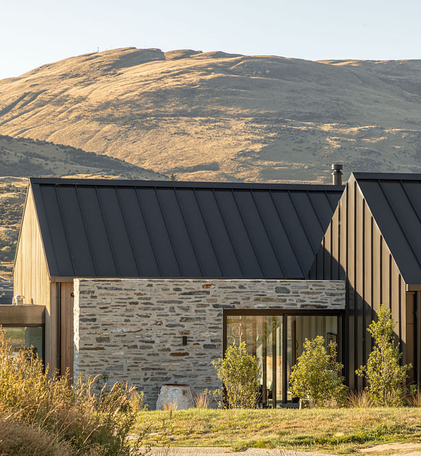 Ben Hudson Architects - Gallery House - blade stone wall defining entrance