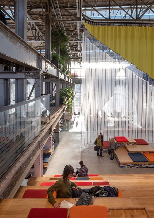 The textile walls designed by Inside Outside, inspired by Tilburg as a textile city, create intimate spaces in this large hall.