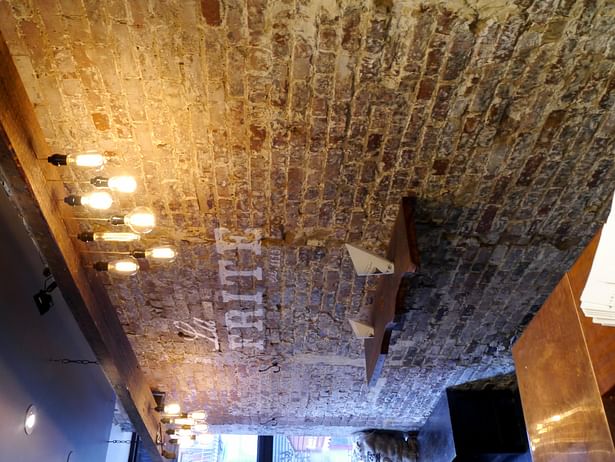 Wall Restaurant interior design bricks reclaimed wood lighting faux-paint
