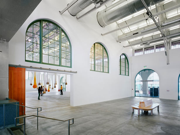 View of the lobby gallery with the kunsthalle-like renovated baggage building beyond. PC: David Heald