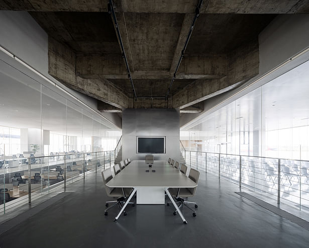 Exposed structure in the central meeting room presents a sense of strength © Shengliang SU