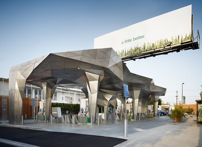 Photo of a LEED-certified BP petrol station. Its sustainability features include green roofs, solar panels, energy-efficient lighting, and the reuse of the kiosk from the previous petrol station.The newly-built canopy consists of 1,653 stainless steel panels. Project: Helios House Petrol Station, by Office dA and Johnston Marklee; Los Angeles, CA, USA, 2007. Photo: Eric Staudenmaier