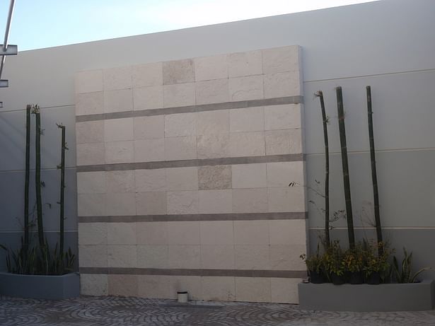 Natural stone (Galarza Blanca) used in combination with Grey wood ceramics by Ariostea - Ordaz Coppel Arquitectos Mexicanos