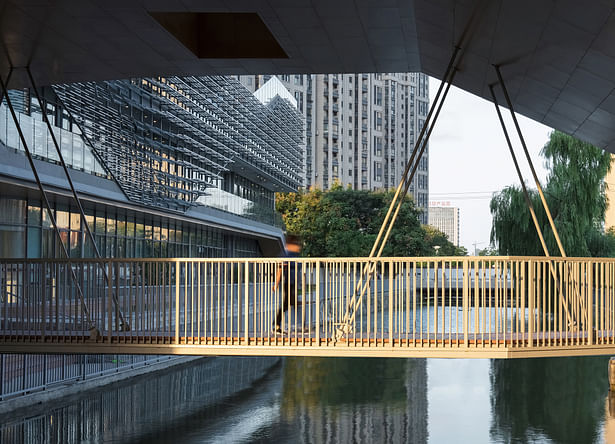 A new drawbridge allows direct pedestrian commute. (photo by Lian He)