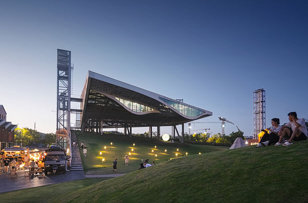 The facility building beomes a installation on the landscape © 是然 schranimage