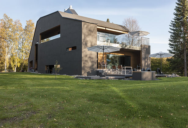 The building faces south over a shore meadow landscape. Photo by Arno de la Chapelle.