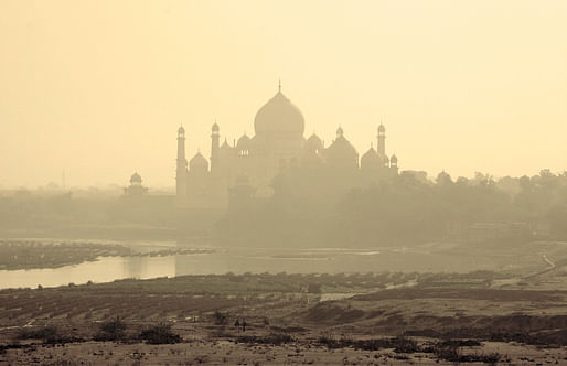 The Taj Mahal and the polluted river Yamuna on a smoggy morning. Photo: lapidim/<a href="https://www.flickr.com/photos/lapidim/62868454/">Flickr</a>