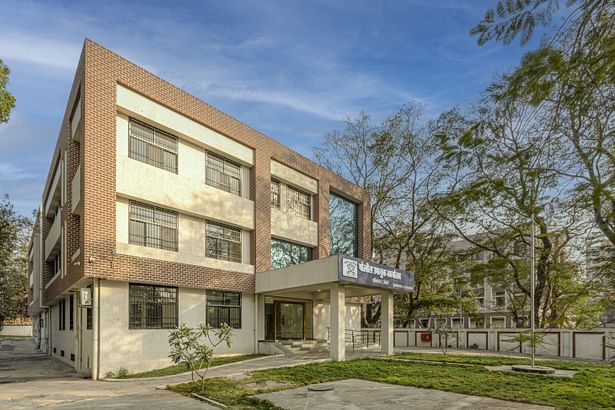 DCP Office, Bhiwandi: Designed keeping administration in mind, this government structure completed in record time was visualised in formal tones that aligns with Maharashtra Police Housing and Welfare. The façade features a brick wall that is optimised in plaster and paint, with glass that breaks the monotone of the massing.