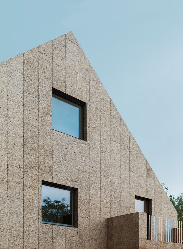 The gable facades and the balcony as well as the roof are clad with cork panels. (photo:Gui Rebelo / rundzwei Architekten)
