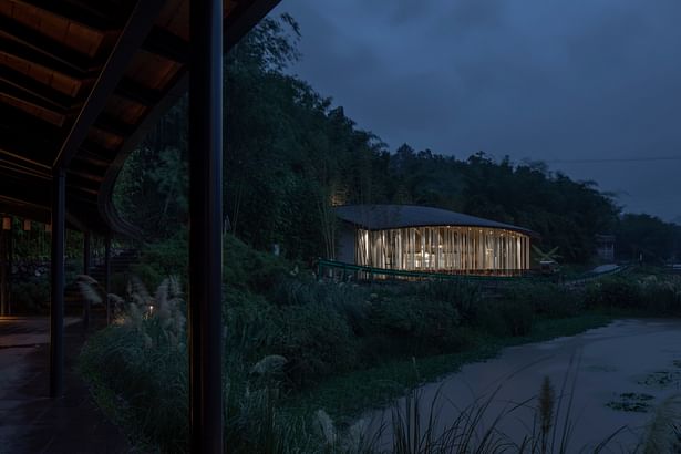 night view of the academy, the bamboo path and the bamboo corridor ©存在建筑