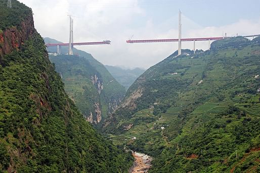 Photo of the Beipanjiang Duge Bridge under construction in 2016. (Photo: Eric Sakowski; Image via <a href="http://www.highestbridges.com/wiki/index.php?title=Beipanjiang_Bridge_Duge" target="_blank">HighestBridges.com</a>) 