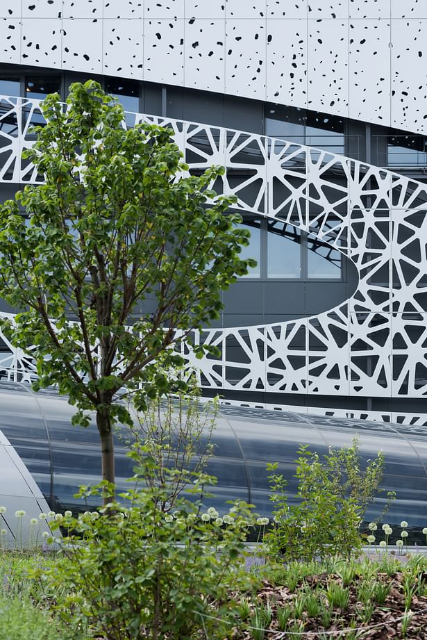 Under the square there is an underground 3-level parking with a ramp pavilion and a pavilion with elevator and stairs, which is located in the middle of the public space.