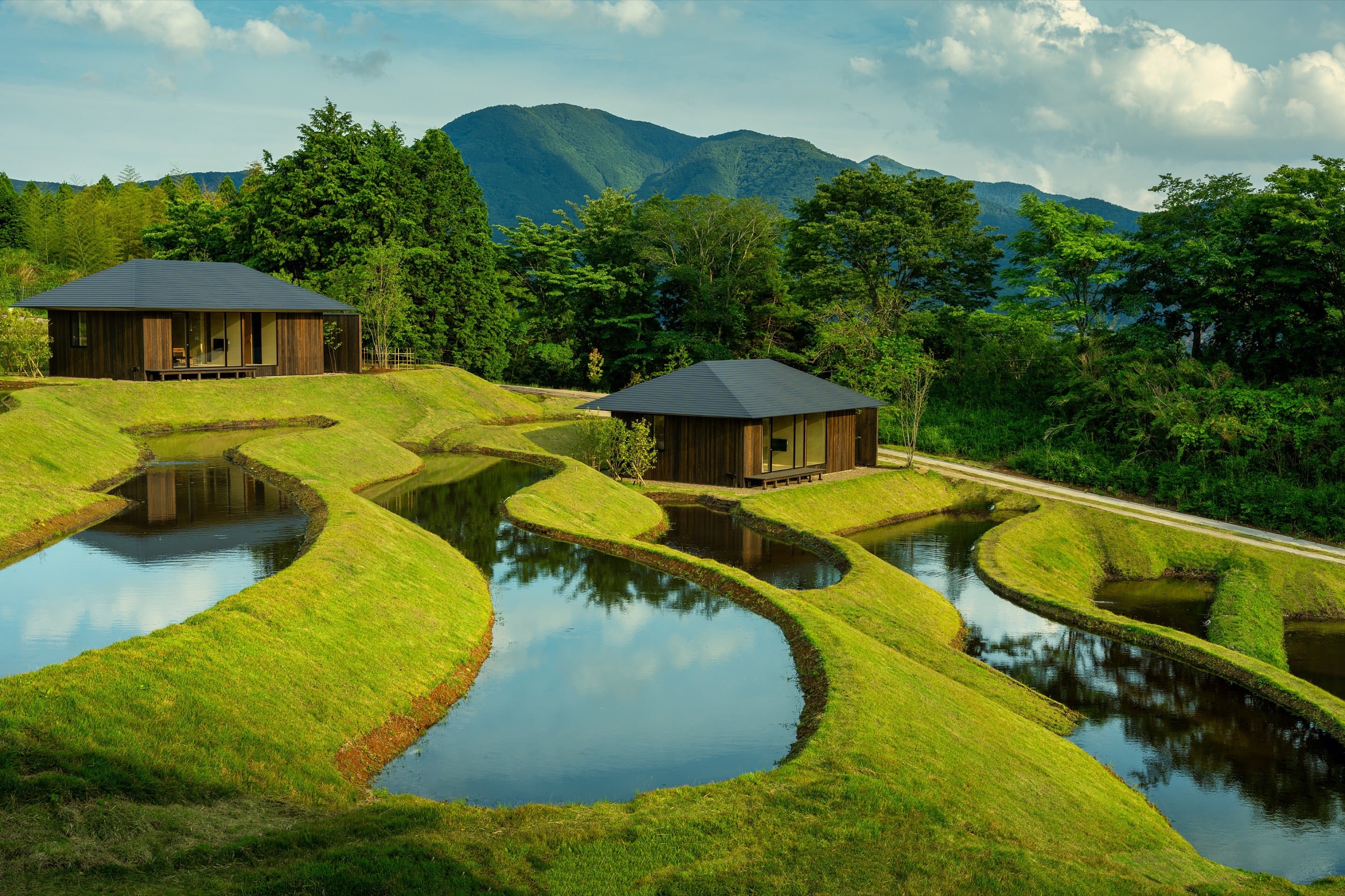 Kengo Kuma completes Japanese farmhouse resort surrounding rice