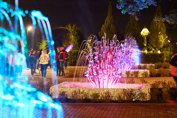 The «Aqua Flora Spectacle» installation was conceived for a prominent park and entertainment complex, aiming to demonstrate that human creativity can mirror nature’s beauty. This installation juxtaposes naturally occurring floral beauty with man-made artistry in glass, copper, and flowing water, creating a stunning artificial spectacle that complements its natural surroundings.