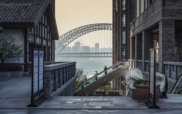 The project is in Chongqing’s Nanan District, overlooking Chongqing Grand Theatre and Chaotianmen Wharf, and on the waterfront between the Yangtze and Jialiang rivers.