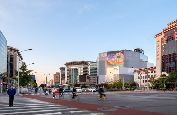 Located just within Beijing’s innermost ring road, the KWG·M·CUBE is prominently located next to the Beijing Railway Station and near to both the Temple of Heaven to the Southwest, and Tiananmen and the Forbidden City to the Northwest. 