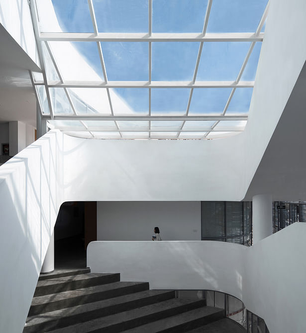 The sky-lit atrium vertically connects all floors. (photo by Lian He)