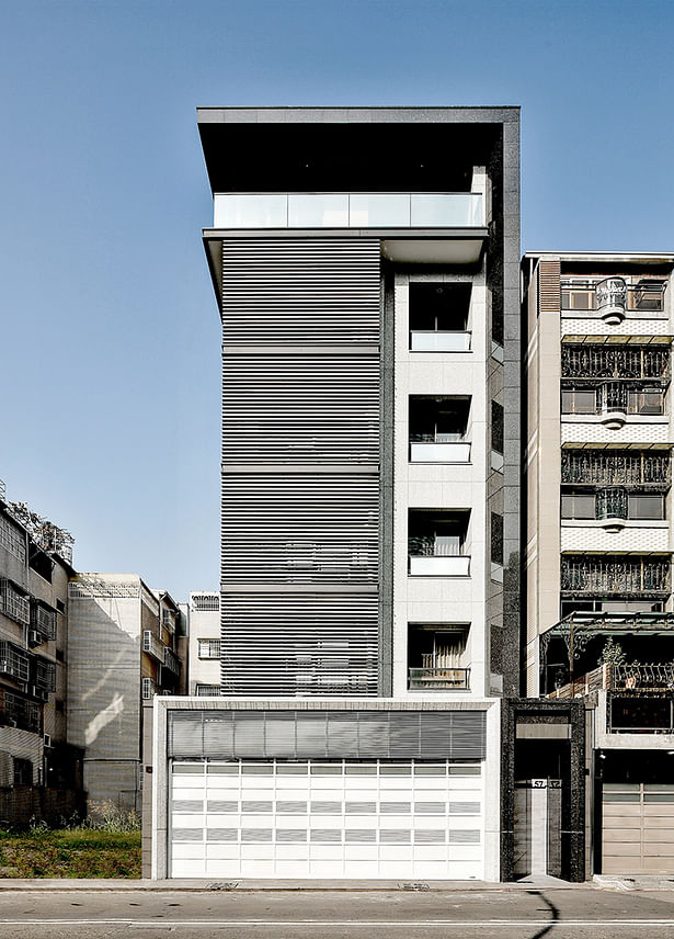 The case is located on the side of the entire row of single-family houses and has six floors. The exterior of the building is covered with an aluminum grille in a gradual manner. The small balcony space on the five floors recedes into deep windows, and the top floor is simply closed with a large open balcony. The gray stone surrounds the entire building as a neighbor. At the same time, it integrates all exterior design elements, stacked floor dividing lines and grid spacing lines to form a...