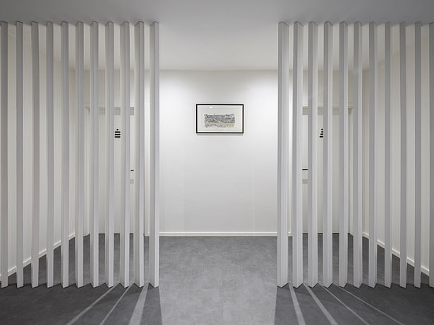 Wooden slat painted in white color to organize the antechamber of the sanitary facilities Photo: Ivo Tavares