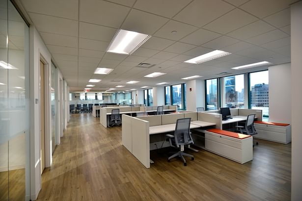 Floor plan with workstations open to natural daylight.