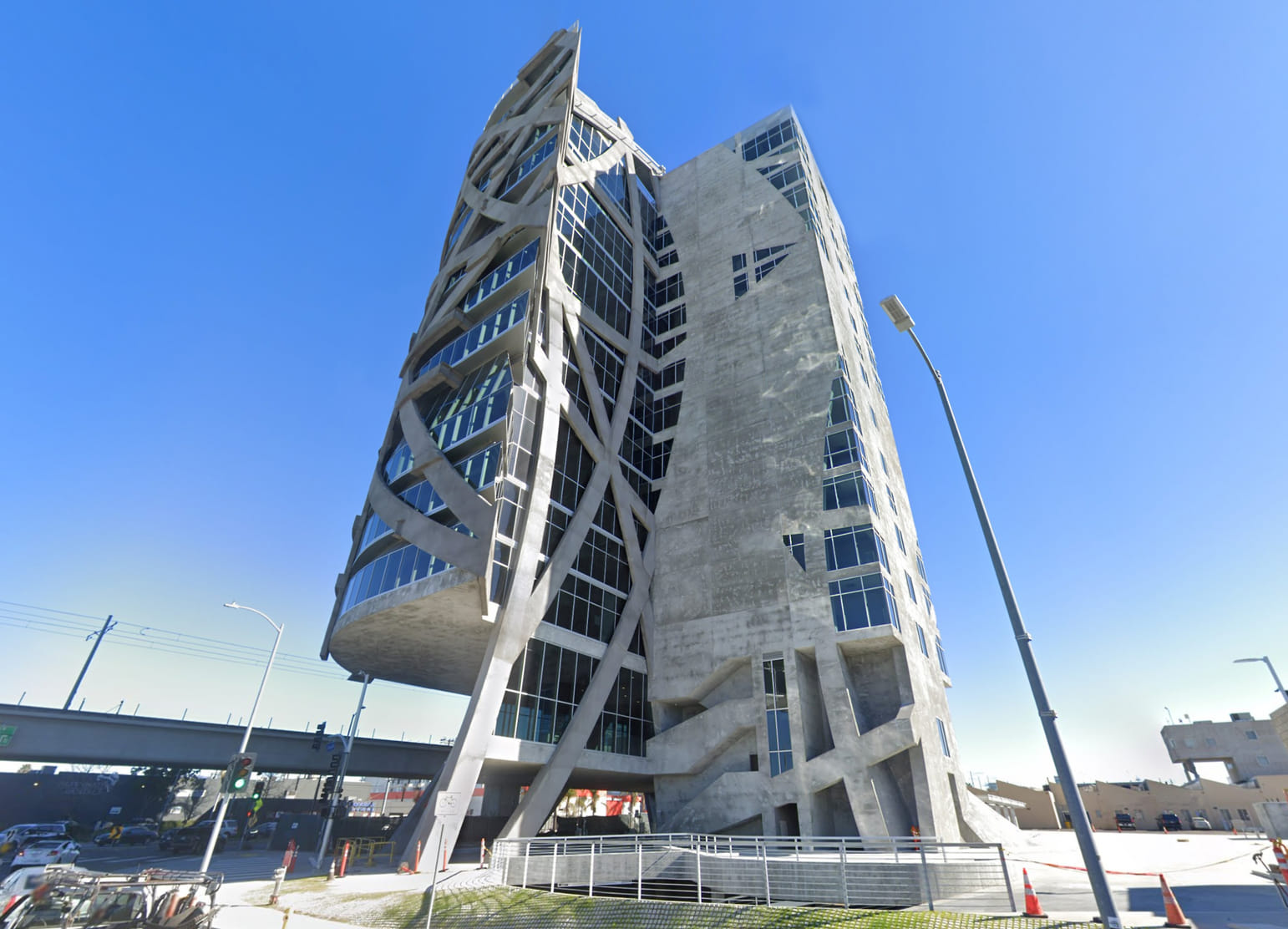 Oliver Wainwright reviews Eric Owen Moss'