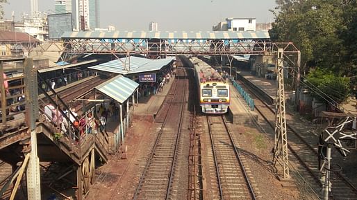 India is moving to electrify and decarbonize its railway system. Shown: Commuter trains in Mumbai, India. Image courtesy of Wikimedia user Tiven Gonsalves.