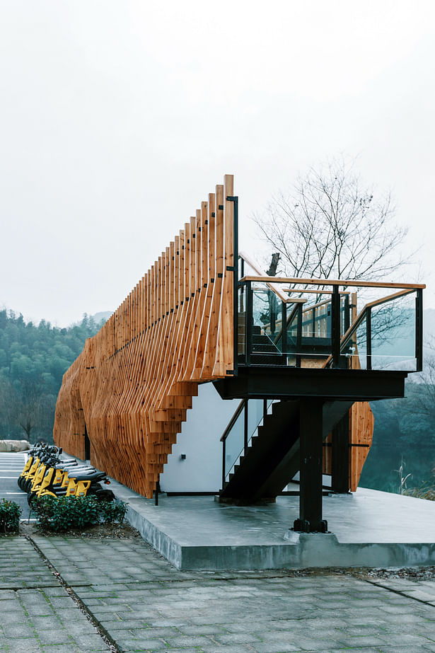 View of Cozoo Tourist Centre from the northwest, showing the entrance to the staff room, next to the north staircase. Photo by Li Zhang.